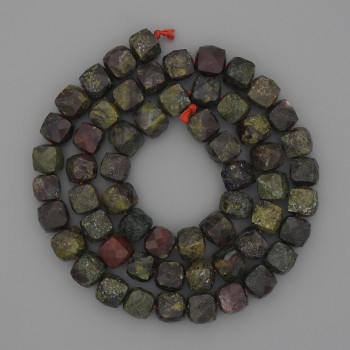 Mărgele din piatră naturală jasper sânge de dragon, cuburi tăiate facetat, de 7 mm, pe șnur, lungime aproximativă 39 cm
