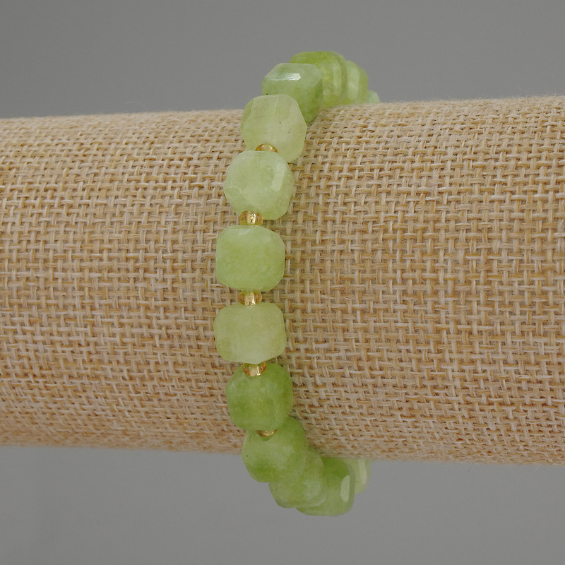Brățară din crizolit (olivin), cuburi tăiate, diametrul 8×8 mm, mărgele 3 mm, lungime 18 cm, pe elastic