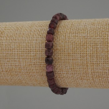 Brățară din turmalin rubelit, cuburi tăiate, diametrul 5x5 mm, lungime 18 cm, elastică