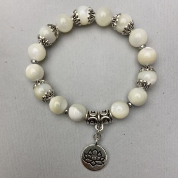 Brățară din sidef, bile netede de 10 mm +/- cu inserții metalice, lungime 18 cm +/- pe bază elastică