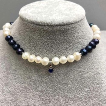 Choker din perle de apă dulce negre și albe, ovale, 8×6-7 mm, cu pandantiv, lungime 38 mm, cu închizătoare și lanț extensibil