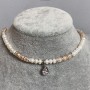 Choker din perle de râu bej și albe, ovale, 5–6×5–4 mm, cu pandantiv, lungime 38 mm ±, cu închizătoare, lanț prelungitor