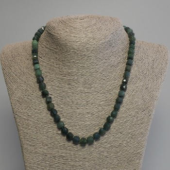 Colier din jasper verde, cuburi facetate, diametrul aproximativ 7 mm, lungime 45 cm, cu închizătoare
