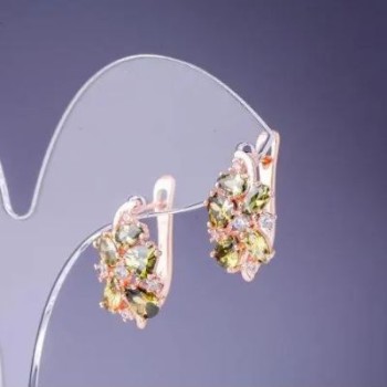 Cercei cu cristale verzi, 19×10 mm, metal auriu