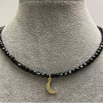 Choker din turmalin facetat, cub, dimensiune 4×4 mm ±, cu pandantiv metalic cu strasuri albe, lungime 35–40 cm ±, cu închidere