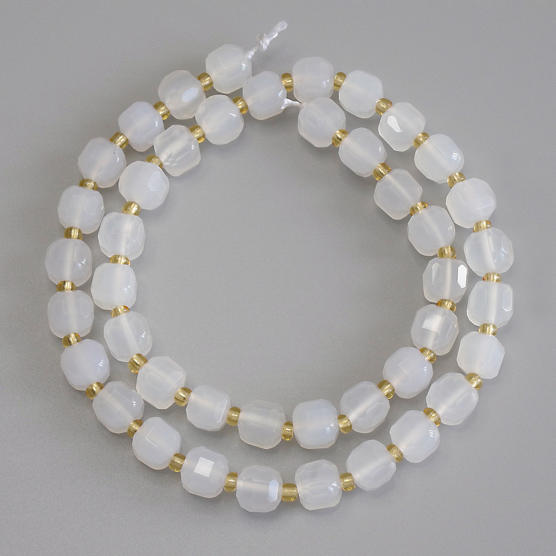 Perle din cuarț alb, tăiate în cuburi, diametrul 7×7 mm ±, cu mărgele de 3 mm ±, lungime 38 cm ±