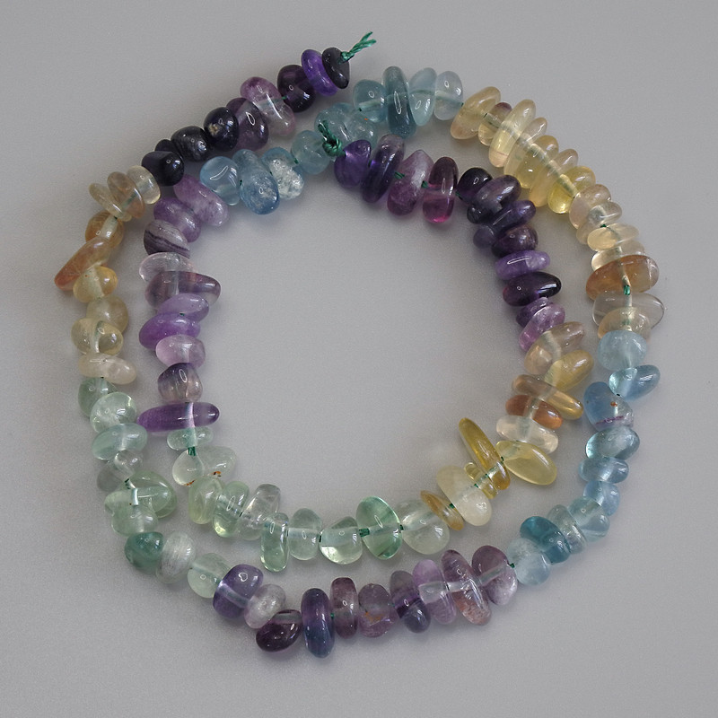 Mărgele de fluorit pe șnur, fragmente, diametrul 6–9×2–4 mm, lungime 40 cm