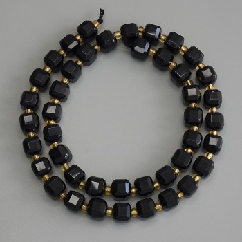 Mărgele de turmalin, cuburi tăiate 7×7 mm ± cu mărgele de 3 mm ± pe șnur, lungime 37 cm+