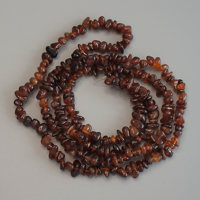 Mărgele din granat gessonit – fragmente, diametrul 7-9×4 mm, lungime 80 cm, pe fir