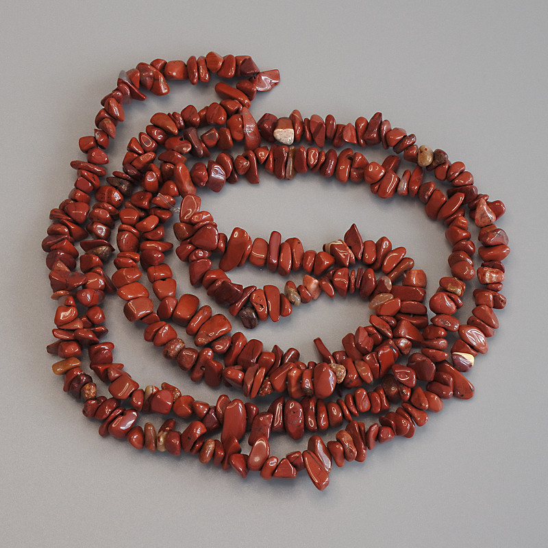 Mărgele din jasper roșu – fragmente, diametrul 5–8×2–3 mm, lungime aproximativă 80 cm, pe fir