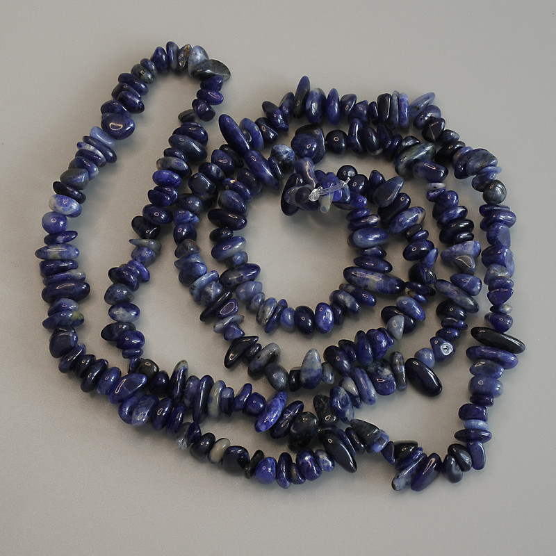 Mărgele de sodalit, cioburi, diametrul 6-9×2-4 mm ±, lungime 80 cm ±, pe fir