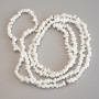 Mărgele din cuarț alb, în formă de granule, diametrul 4–7×3 mm, lungime aproximativă 86 cm, pe fir