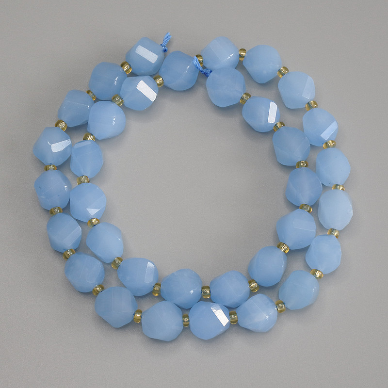 Mărgele de acvamarin tăiate în formă de romb, diametrul 10x8,5 mm, 5 mm +/- cu mărgele de 3 mm +/- între ele, lungime aproximativă 39 cm pe fir