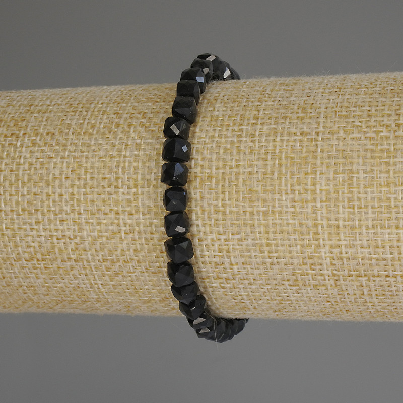 Brățară din turmalin tăiat în formă de cub, diametru 5×5 mm, lungime 18 cm (elastic)