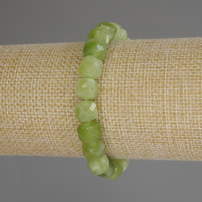 Brățară din chrysolit și olivin, cuburi tăiate facetate, diametrul 8,5×8,5 mm, lungime 18 cm (pe elastic)