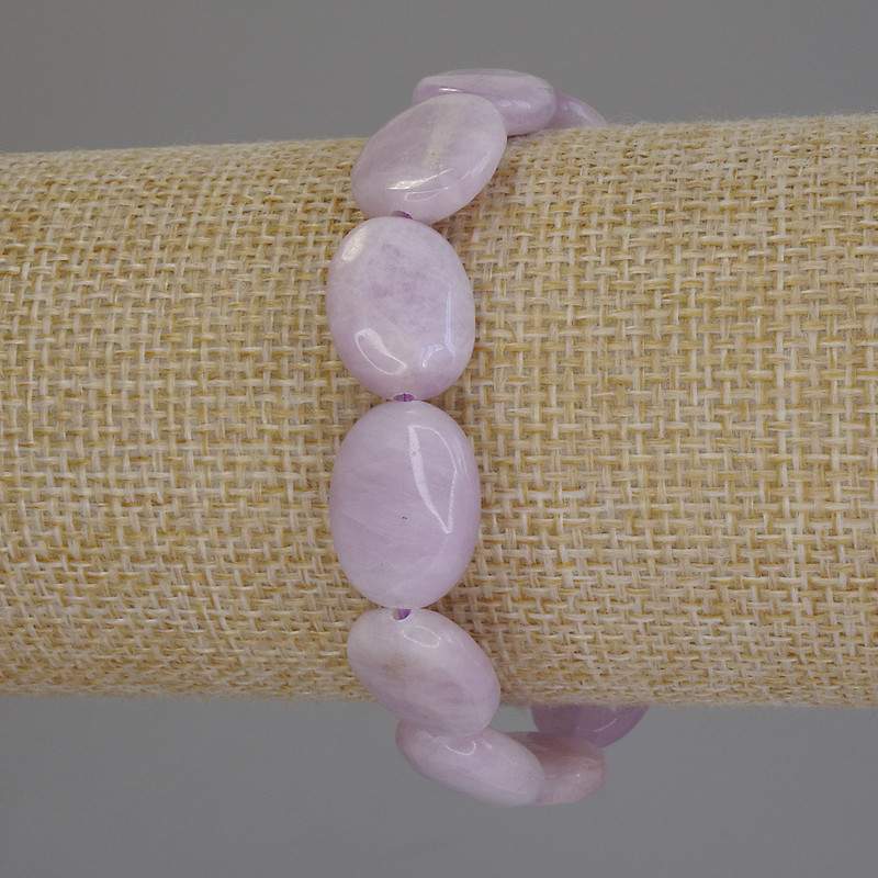 Brățară din kunzit, ovală, diametrul 16×12 mm, lungime 18 cm, pe elastic