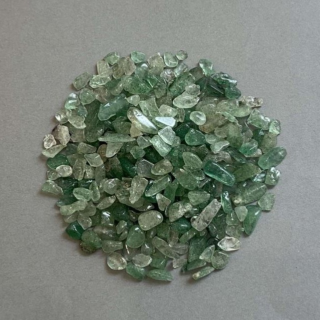 Piatră naturală aventurin verde, cioburi fără gaură 5–10×4–6 mm ± (la 100 g ±)
