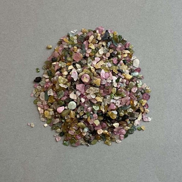 Granule naturale de turmalin, fără gaură, 2–4×2–4 mm +/- pentru 100 g