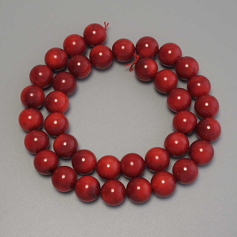Mărgele din coral — bile netede de 11 mm, lungime aproximativă 41 cm, pe fir