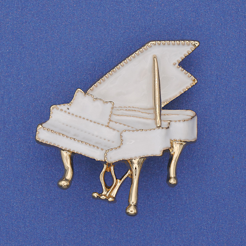 Broșă Pianano email alb, metal auriu 36×30 mm+