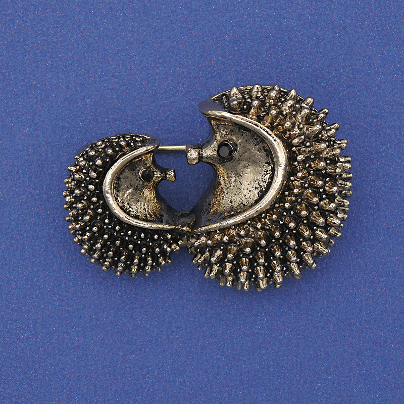 Broșă în formă de arici, 24×33 mm, metal auriu