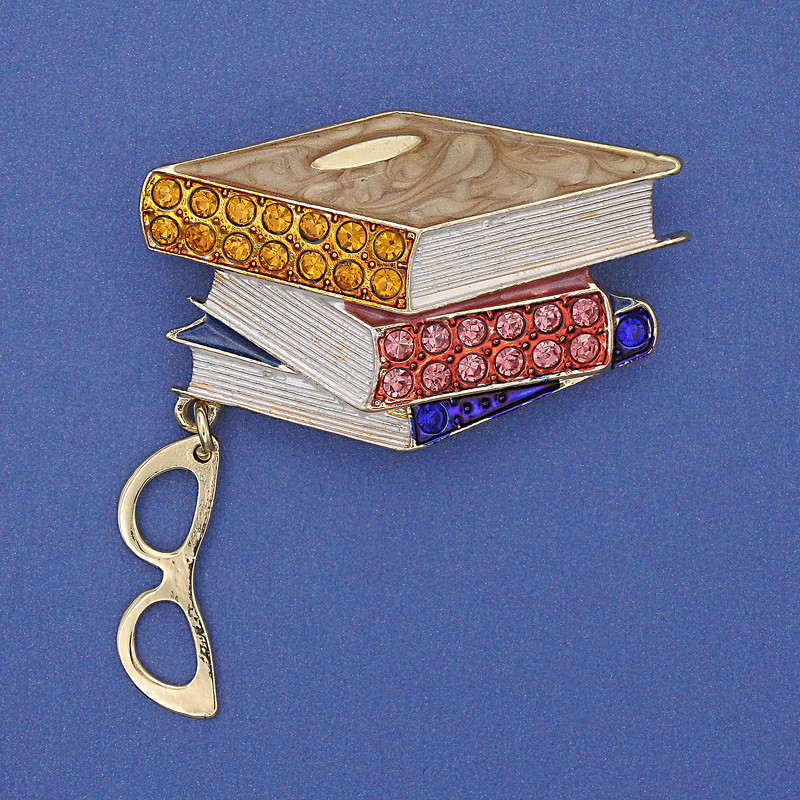 Broșă „Cărți cu ochelari” email colorat, strasuri, metal auriu 45×28×48 mm+