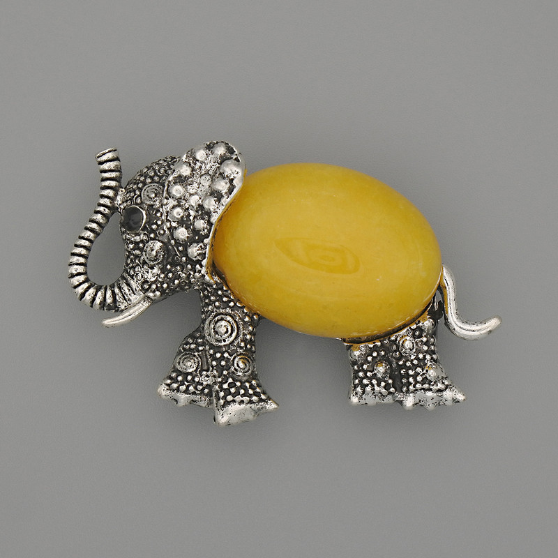 Broșă-pandantiv cu elefant, chihlimbar artificial, 45×27 mm ±, cu strasuri negre, metal argintiu