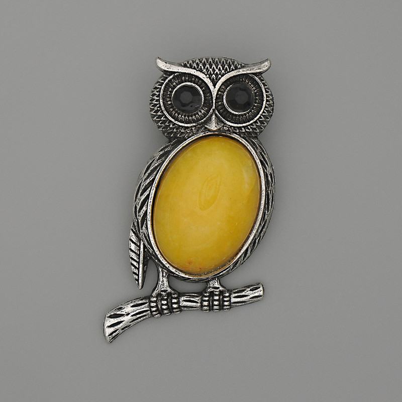 Broșă-pendent Bufnița cu chihlimbar artificial, 45×25 mm ±, strasuri negre, metal argintiu