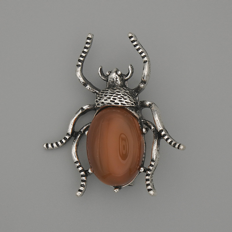 Broșă-pendulă «Scarabeu» carneol 44x37 mm +/- metal argintiu
