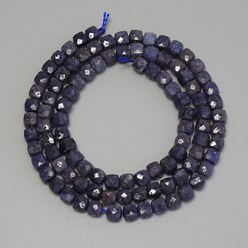 Mărgele de safir, cuburi fațetate, diametrul aproximativ 4 mm, pe șnur, lungime 39 cm+