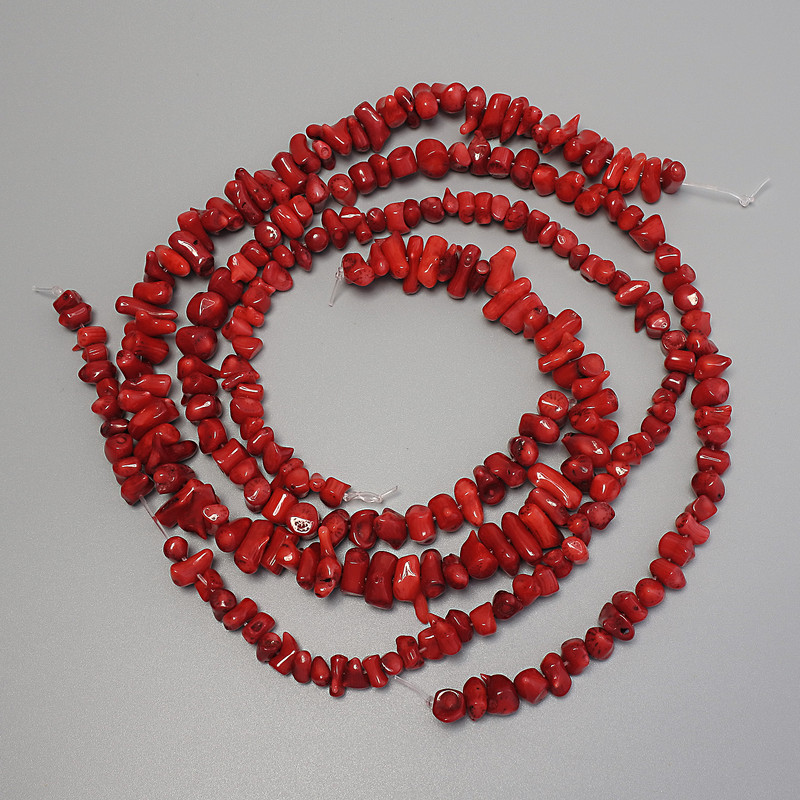 Mărgele din coral roșu, tăiate în fațete, diametrul 4–14×3–6 mm ±, pe fir, lungime 40 cm ±, sortiment de dimensiuni