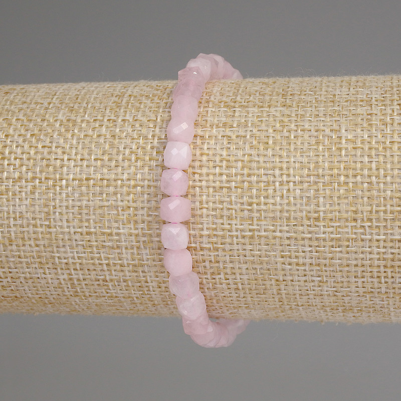 Brățară din cuarț roz, cuburi tăiate fațetate, diametru de 5 mm +/-, lungime 18 cm +/-, pe elastic