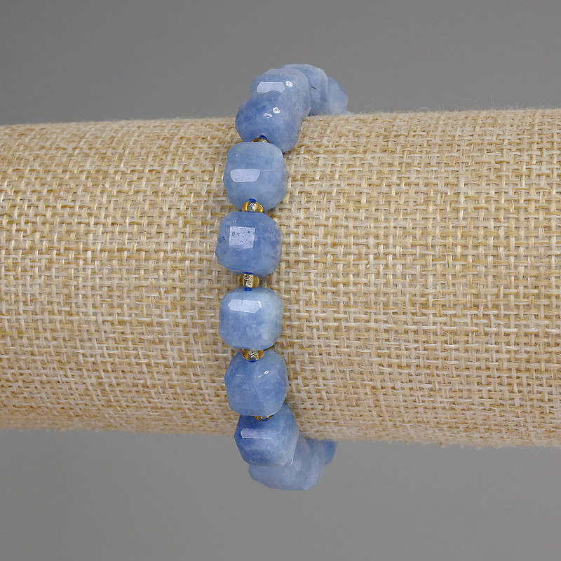 Brățară din acvamarin cu cuburi tăiate, diametru 8 mm ±, mărgele de 3 mm ±, lungime 18 cm ±, elastic