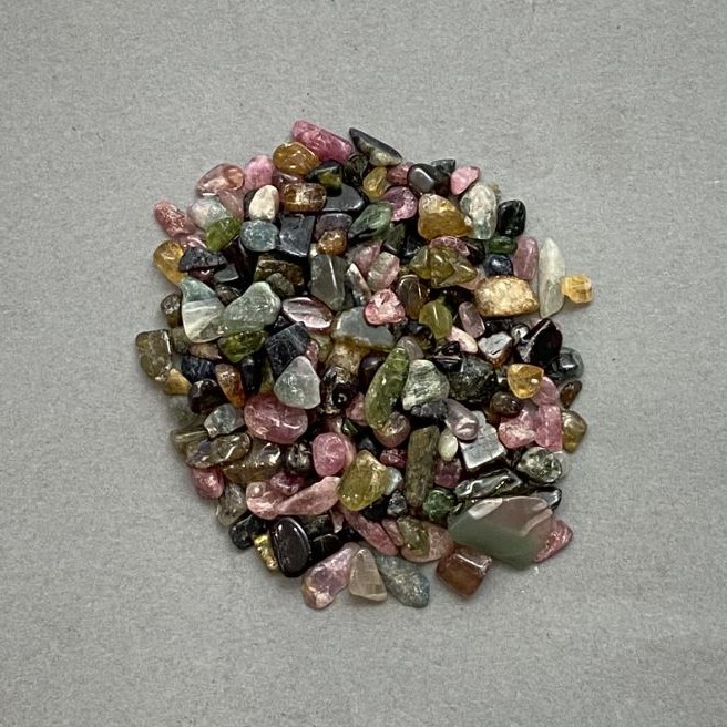Fragmente naturale de turmalin fără gaură 3–8×3–5 mm ±