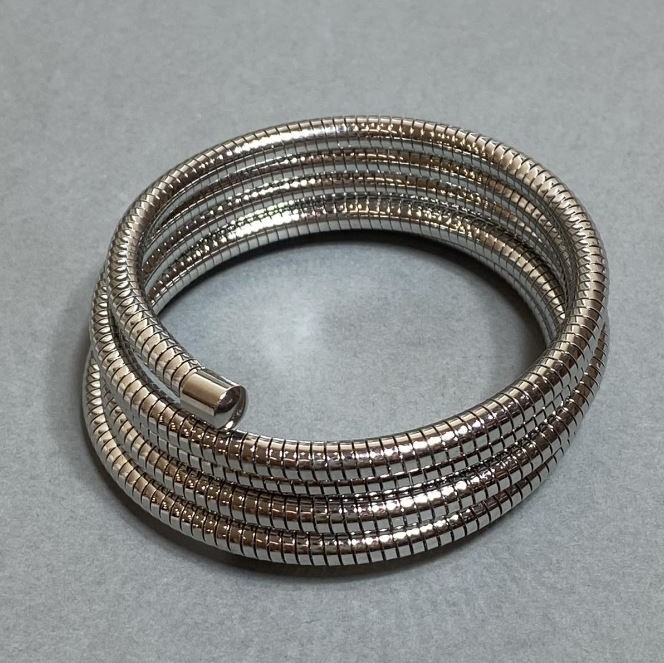 Brățară elastică flexibilă argintie din metal, diametrul de 68 mm+