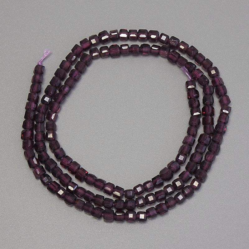 Mărgele de granat tăiate în formă de cub, diametrul 3×3 mm, lungimea 40 cm, pe șnur