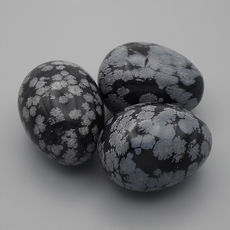 Ou de suvenir din piatră naturală — obsidian cu fulgi de zăpadă, diametru 40×30 mm ±