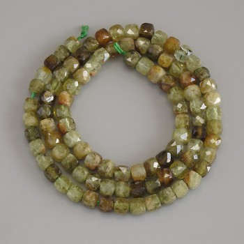 Mărgele grosular tăiate cub, diametrul 4×4 mm, pe șnur, lungime 39 cm