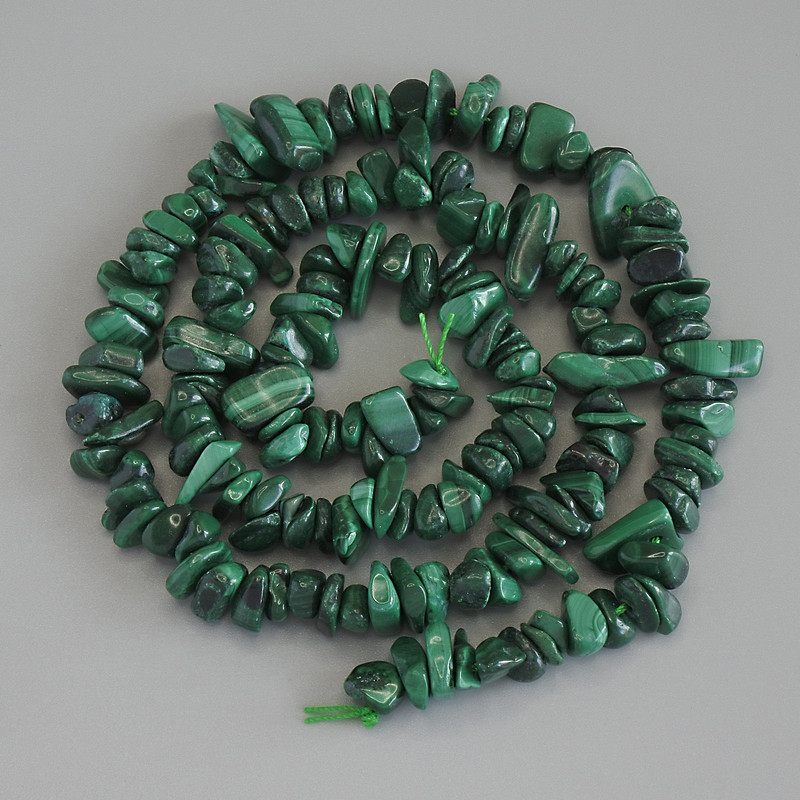 Mărgele de malahit – fragmente, diametrul 5-9×2-3 mm ±, pe fir, lungime 41 cm+