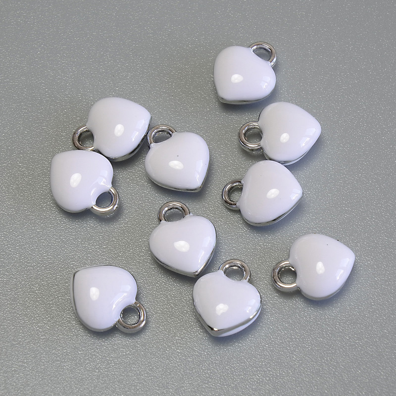 Pandantiv inimă email alb, metal argintiu, diametrul 6×8 mm, pachet de 10 bucăți.