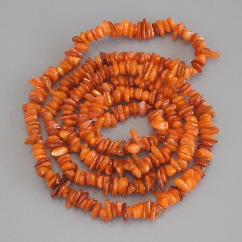 Mărgele de sidef mărunțite, diametrul 7–9×2–4 mm, lungime aproximativă 80 cm, pe fir