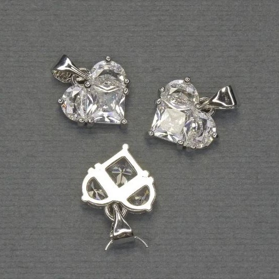 Pandantiv Inimă cu strasuri albe, metal argintiu, diametrul 10×12 mm, lungime 17 mm ±