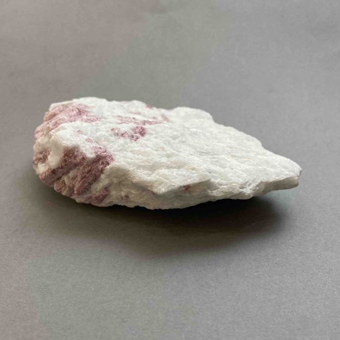 Turmalină naturală neprelucrată — suvenir, greutate 239 g, 110×74×30 mm+