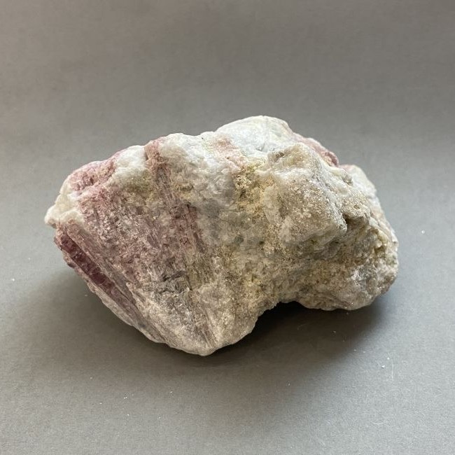Suvenir din piatră naturală neprelucrată — Turmalin, greutate 355 g, dimensiuni 85×61×55 mm+