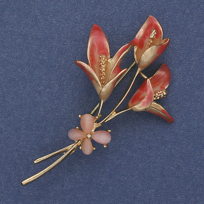Broșă floare, email colorat, ochi de pisică roz, metal auriu 63×35 mm+