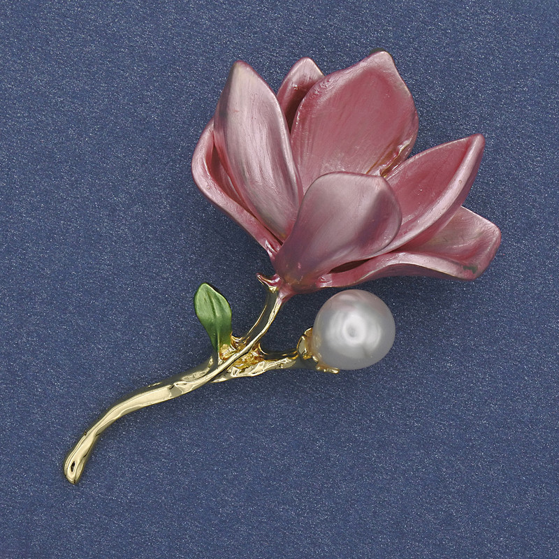 Broșă-pendulă Floare email roz, perlă, metal auriu 30×53 mm+