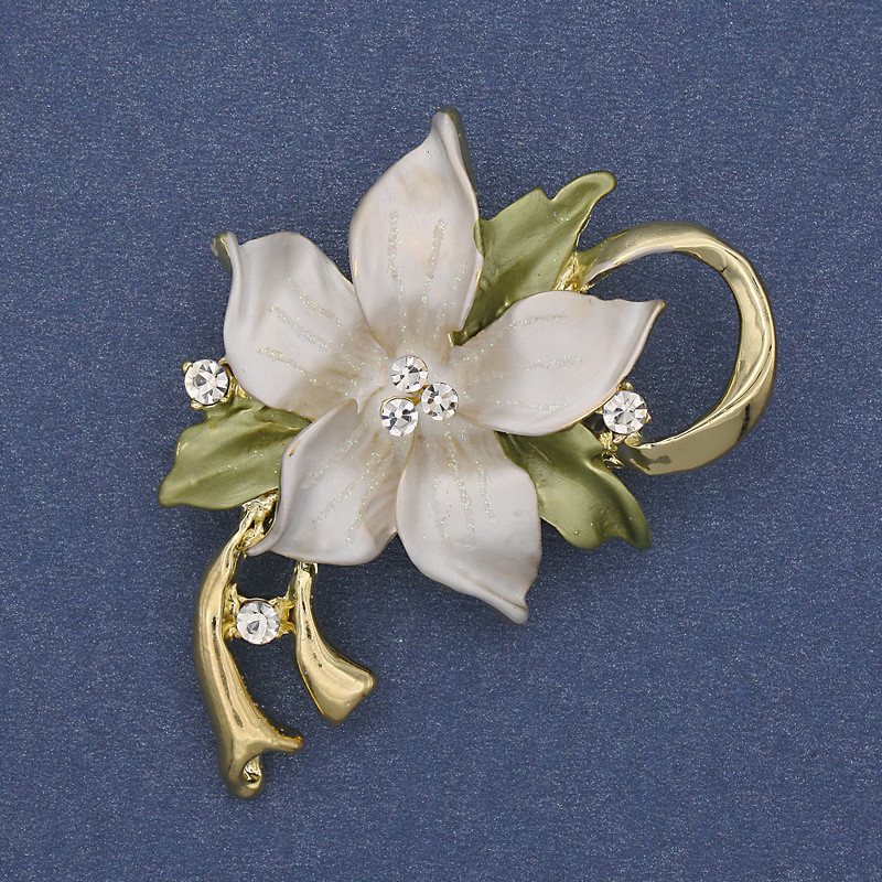 Broșă pandantiv Floare albă și verde email, cu strasuri, metal auriu, 50×42 mm