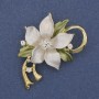 Broșă pandantiv Floare albă și verde email, cu strasuri, metal auriu, 50×42 mm