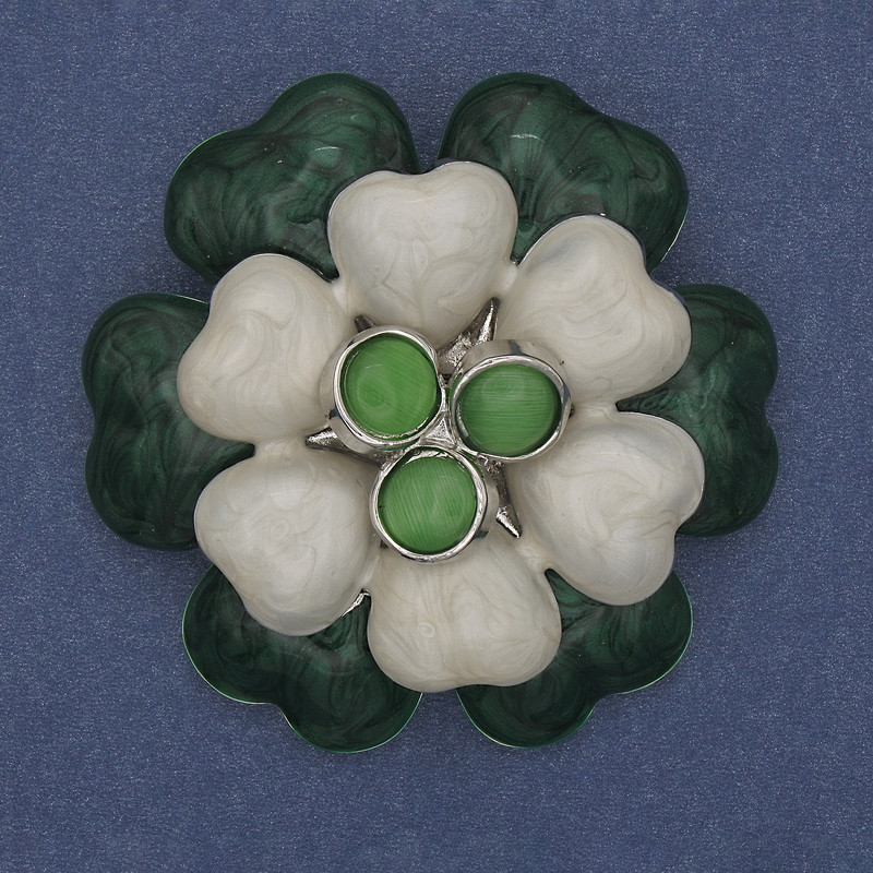 Broșă Floare verde și bej, email, mărgele cu ochi de pisică, metal auriu, 61 mm+