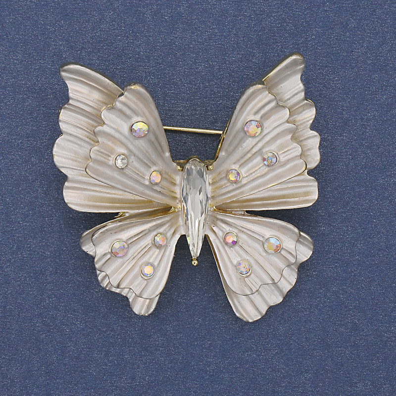 Broșă-pendant Fluture cu email alb, strasuri curcubeu, metal auriu 39×42 mm+